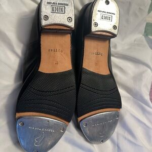 women’s slightly used tap shoes.Excellent condition